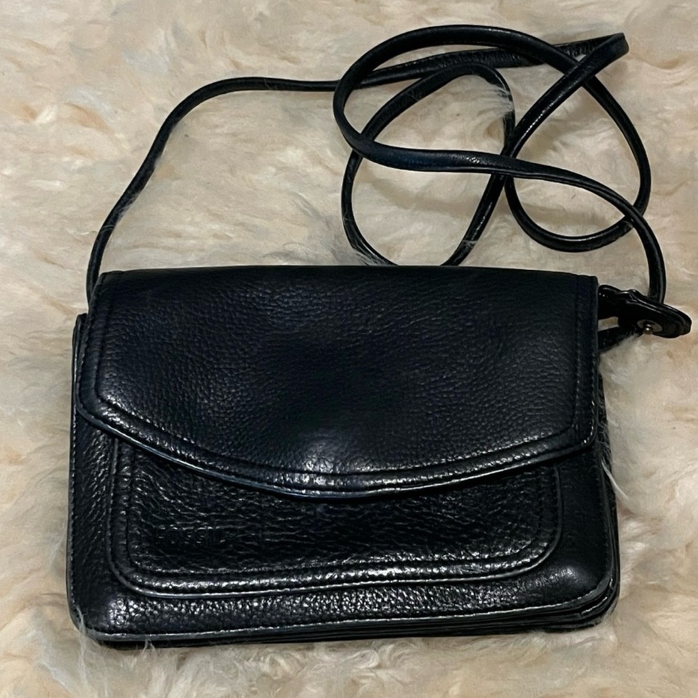 Fossil Classic Black Leather Crossbody Bag with Flap Closure